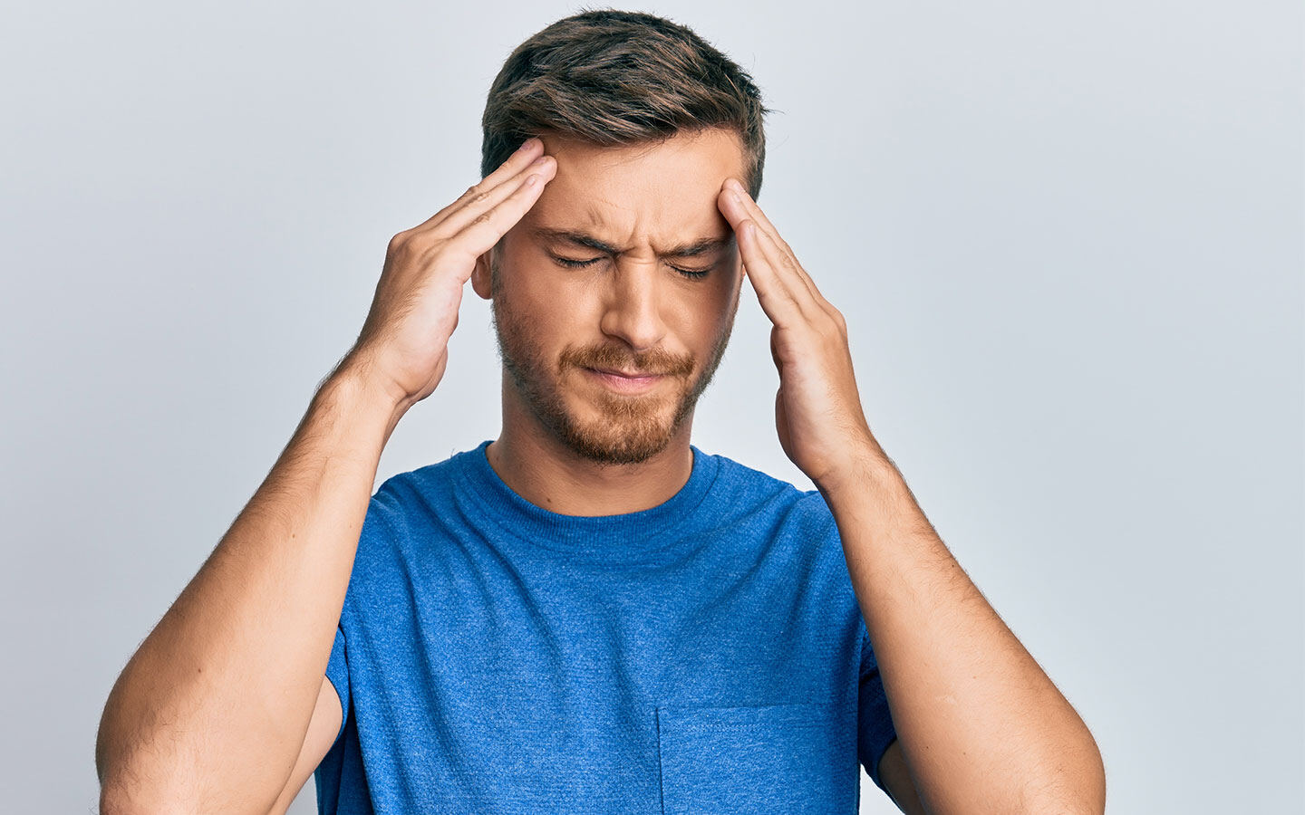 ¿Despiertas con la mandíbula apretada o con dolor de cabeza por la mañana? Esta puede ser la causa.